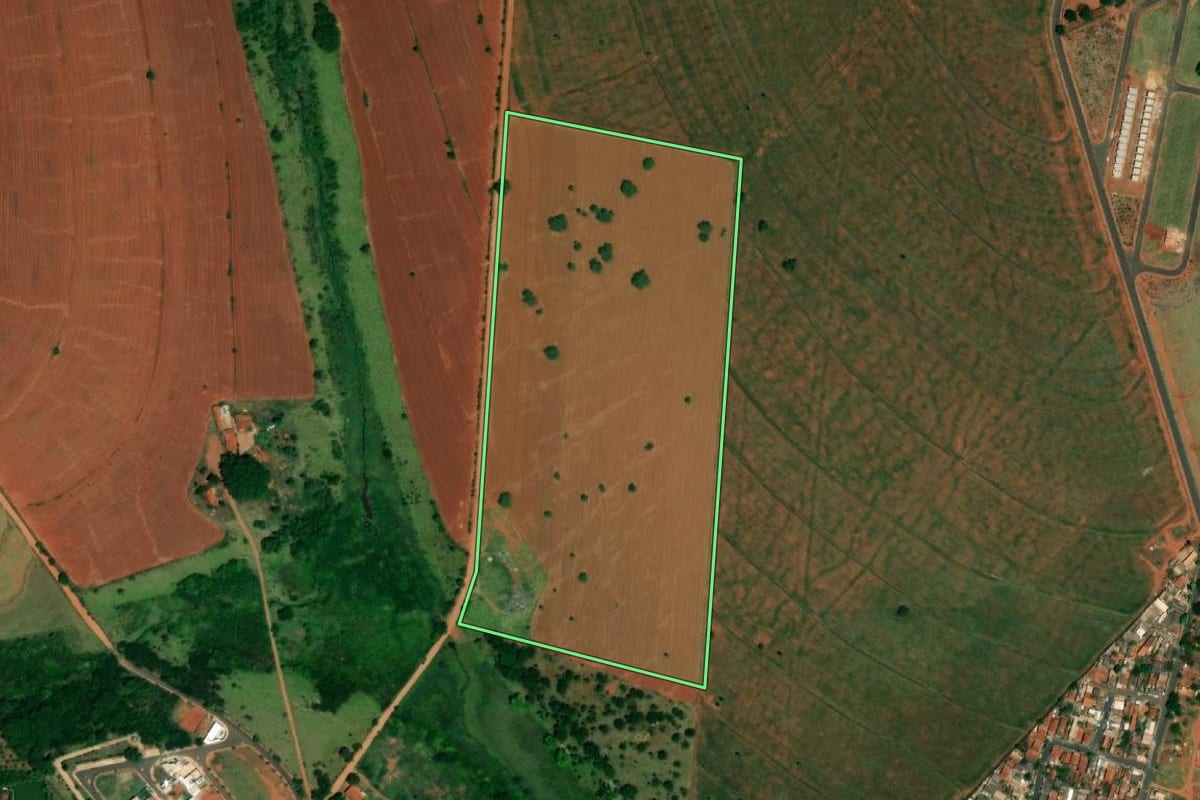 Imagem de satélite do imóvel rural em Ibitinga (SP), com o contorno declarado no CAR desenhado por cima.
