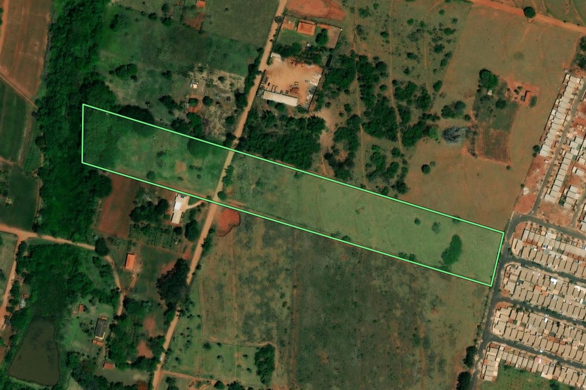 Imagem de satélite do imóvel rural em Ibitinga (SP), com o contorno declarado no CAR desenhado por cima.