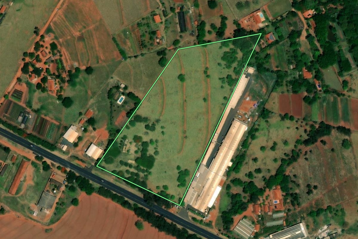 Imagem de satélite do imóvel rural em Ibitinga (SP), com o contorno declarado no CAR desenhado por cima.