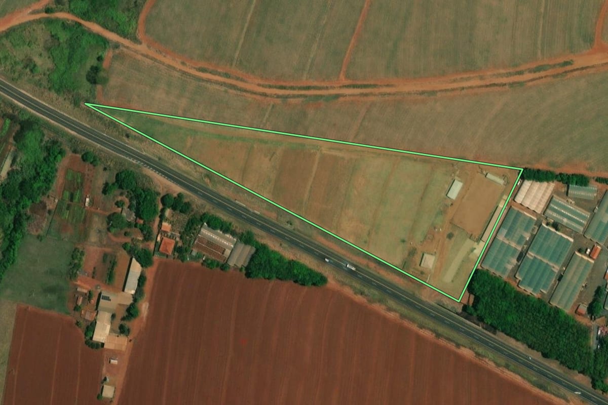 Imagem de satélite do imóvel rural em Ibitinga (SP), com o contorno declarado no CAR desenhado por cima.