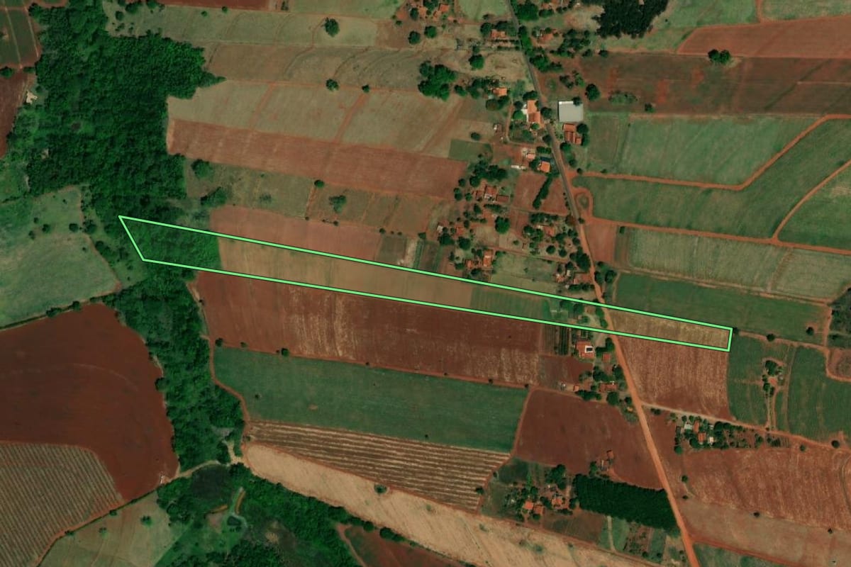 Imagem de satélite do imóvel rural em Ibitinga (SP), com o contorno declarado no CAR desenhado por cima.