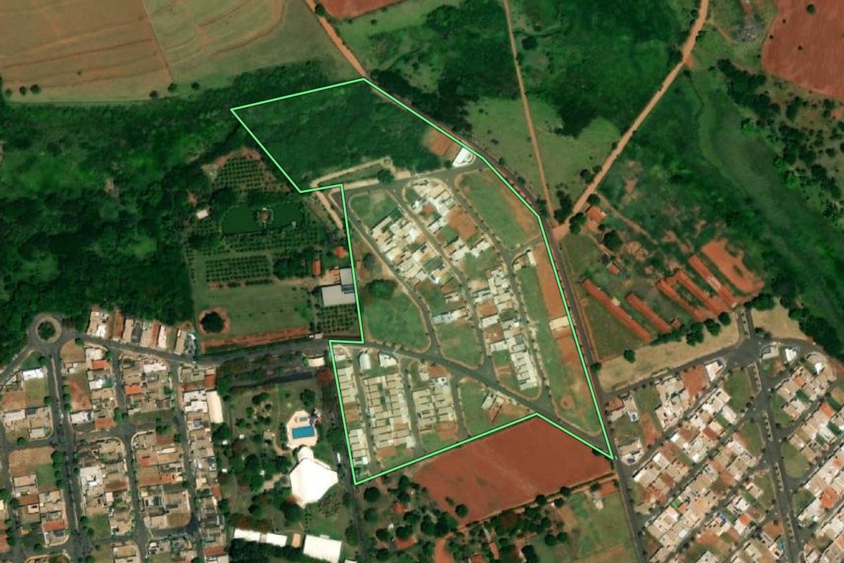 Imagem de satélite do imóvel rural em Ibitinga (SP), com o contorno declarado no CAR desenhado por cima.