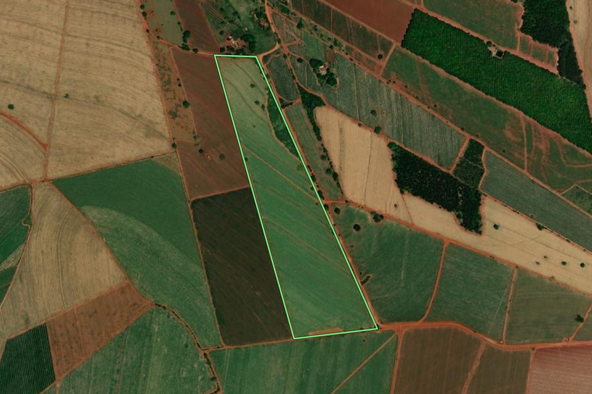 Imagem de satélite do imóvel rural em Ibitinga (SP), com o contorno declarado no CAR desenhado por cima.