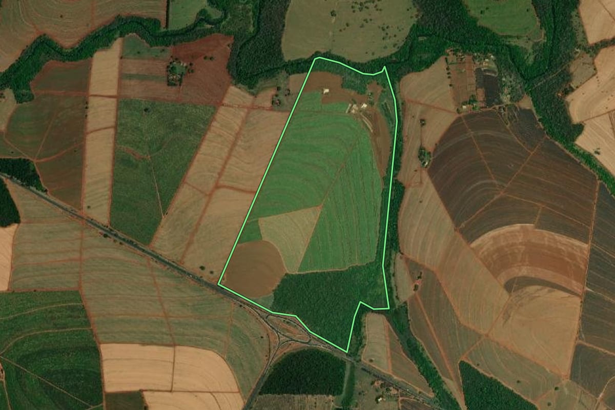 Imagem de satélite do imóvel rural em Ibitinga (SP), com o contorno declarado no CAR desenhado por cima.