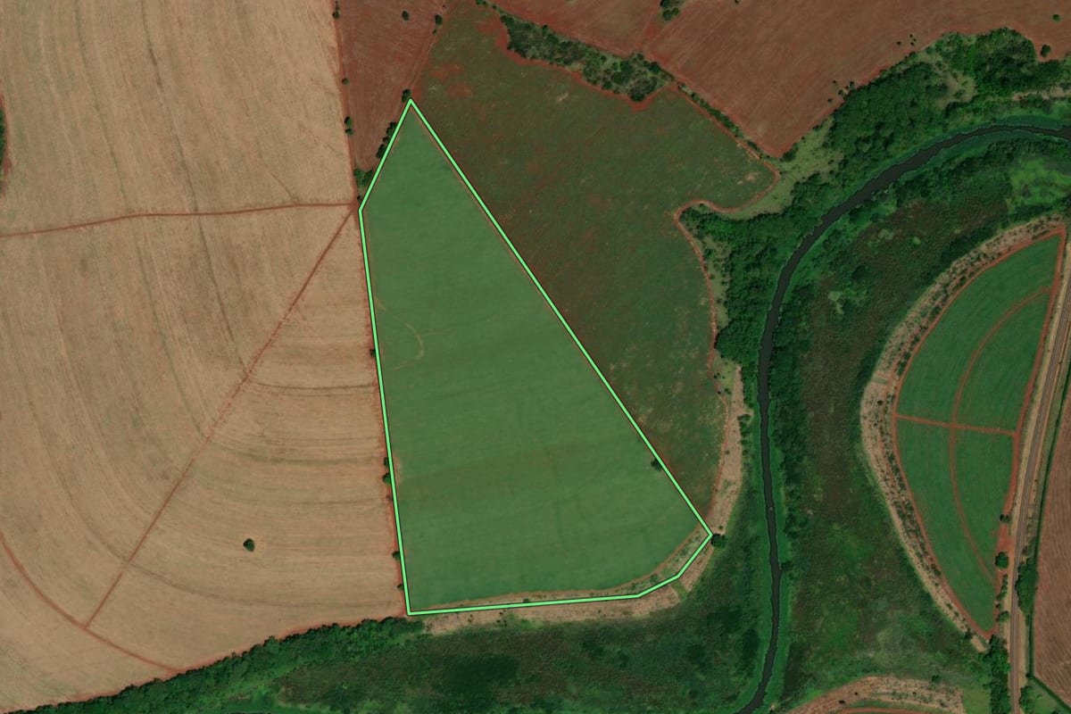 Imagem de satélite do imóvel rural em Ibitinga (SP), com o contorno declarado no CAR desenhado por cima.