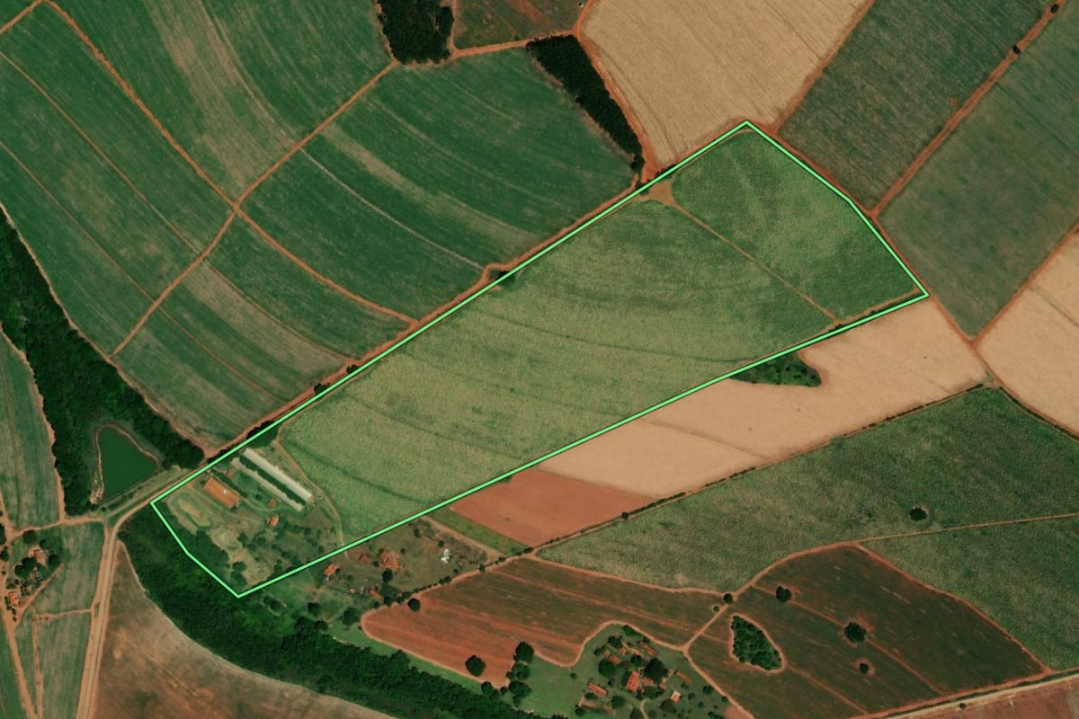 Imagem de satélite do imóvel rural em Ibitinga (SP), com o contorno declarado no CAR desenhado por cima.