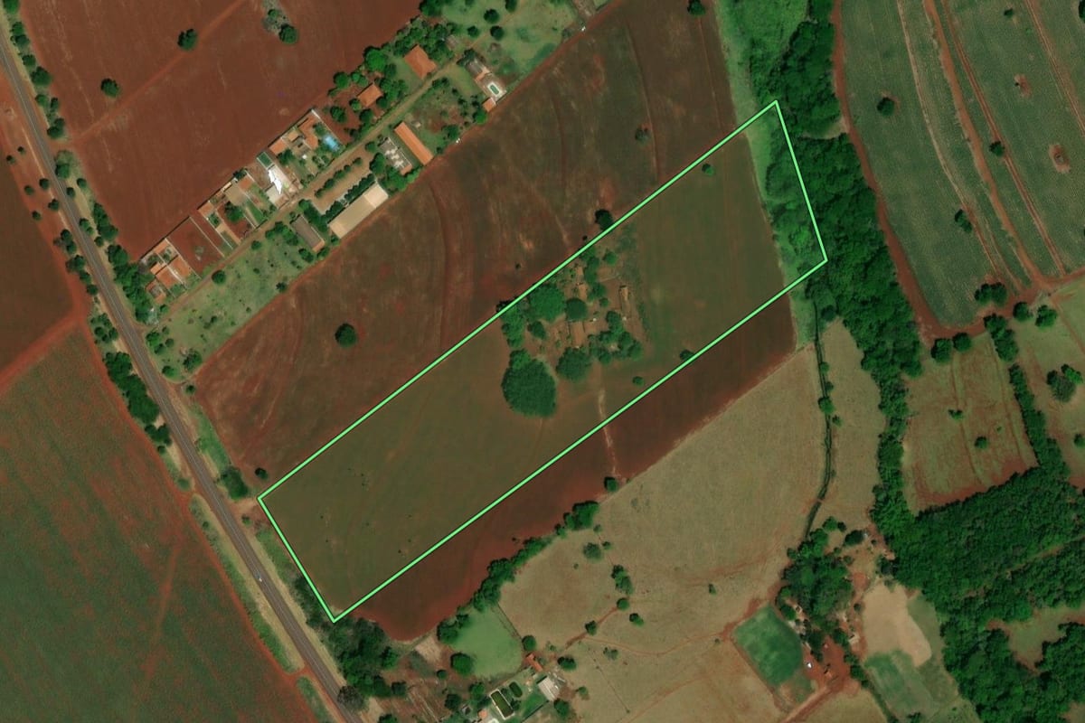 Imagem de satélite do imóvel rural em Ibitinga (SP), com o contorno declarado no CAR desenhado por cima.