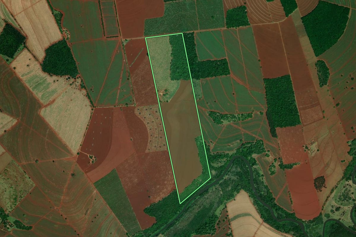 Imagem de satélite do imóvel rural em Ibitinga (SP), com o contorno declarado no CAR desenhado por cima.
