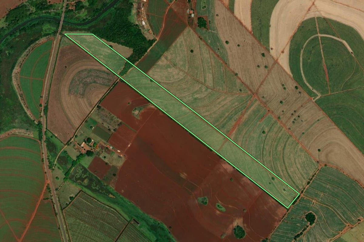 Imagem de satélite do imóvel rural em Ibitinga (SP), com o contorno declarado no CAR desenhado por cima.