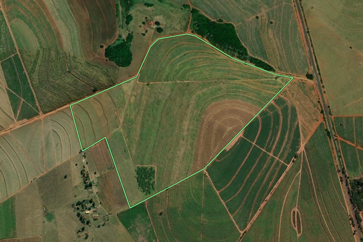 Imagem de satélite do imóvel rural em Ibitinga (SP), com o contorno declarado no CAR desenhado por cima.