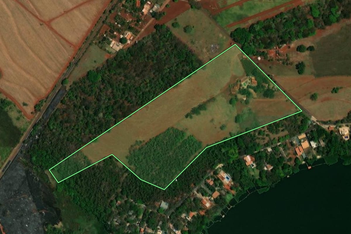 Imagem de satélite do imóvel rural em Ibitinga (SP), com o contorno declarado no CAR desenhado por cima.