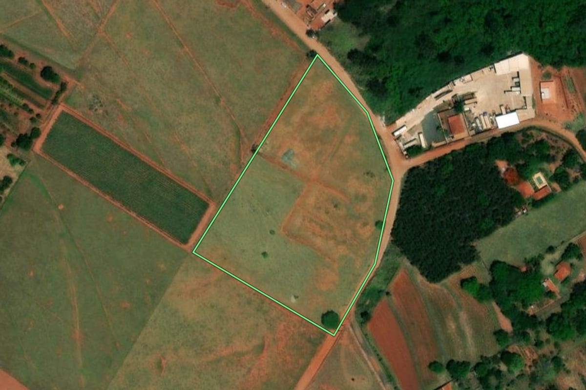 Imagem de satélite do imóvel rural em Ibitinga (SP), com o contorno declarado no CAR desenhado por cima.