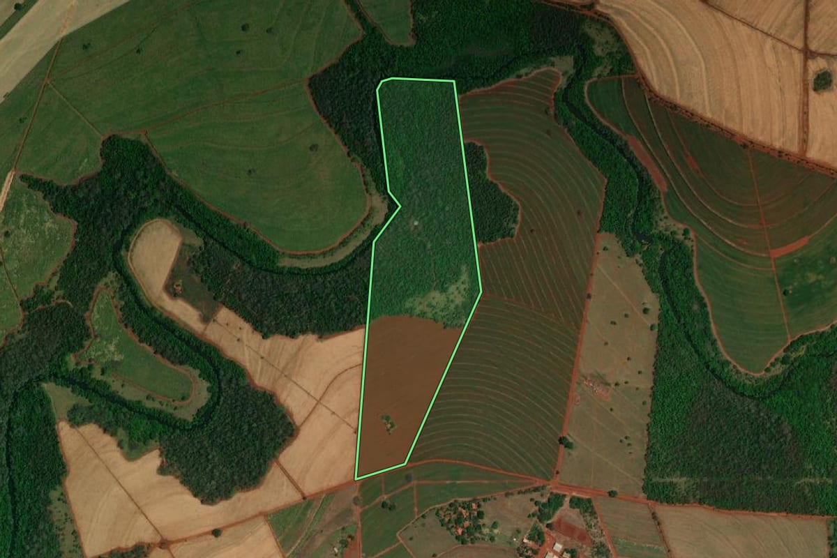 Imagem de satélite do imóvel rural em Ibitinga (SP), com o contorno declarado no CAR desenhado por cima.