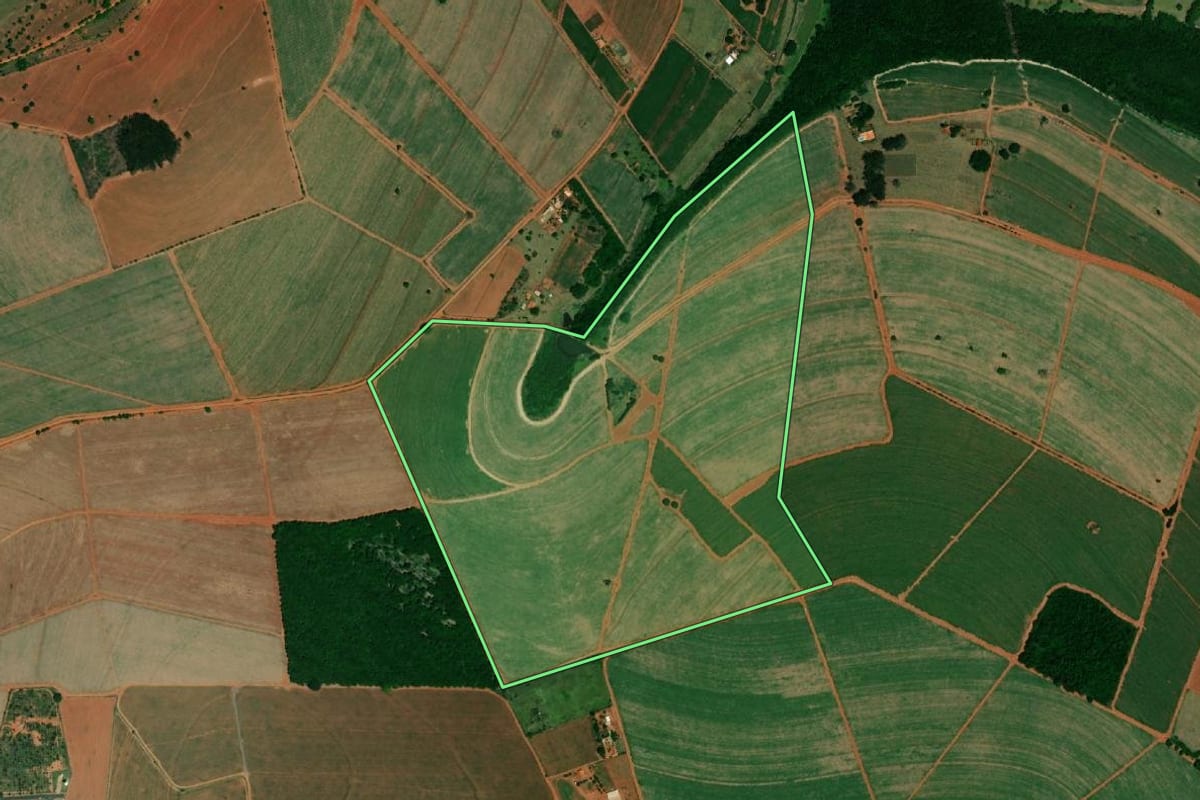 Imagem de satélite do imóvel rural em Ibitinga (SP), com o contorno declarado no CAR desenhado por cima.