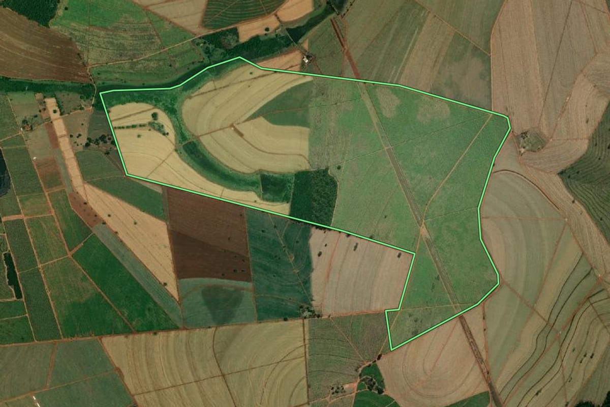 Imagem de satélite do imóvel rural em Ibitinga (SP), com o contorno declarado no CAR desenhado por cima.