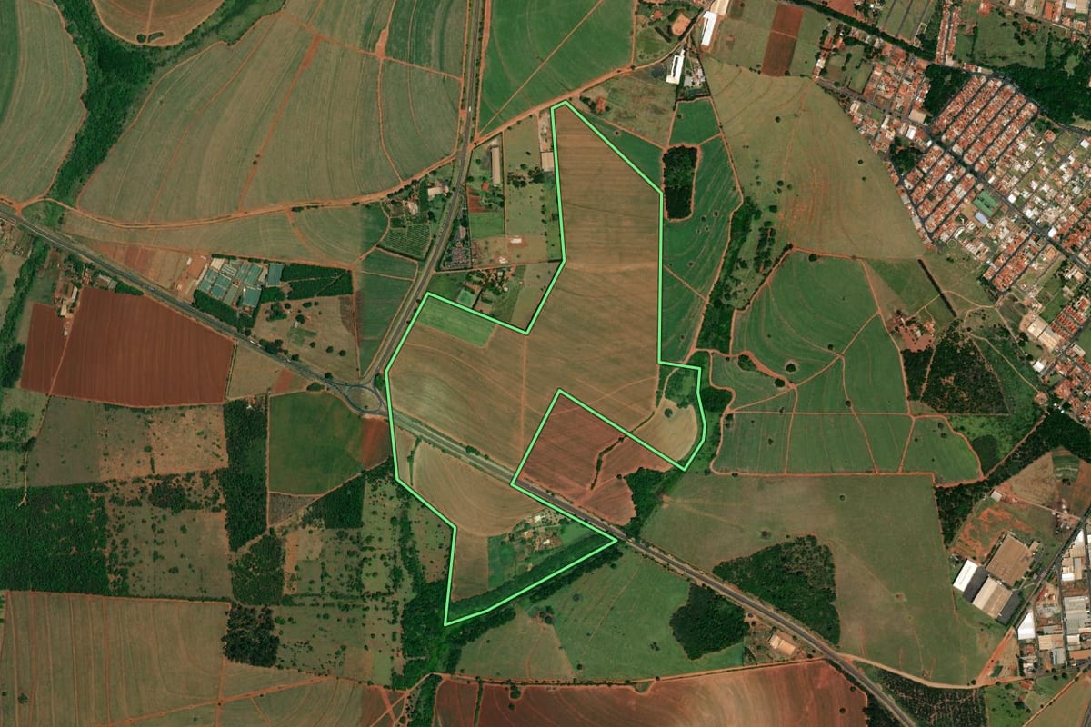 Imagem de satélite do imóvel rural em Ibitinga (SP), com o contorno declarado no CAR desenhado por cima.