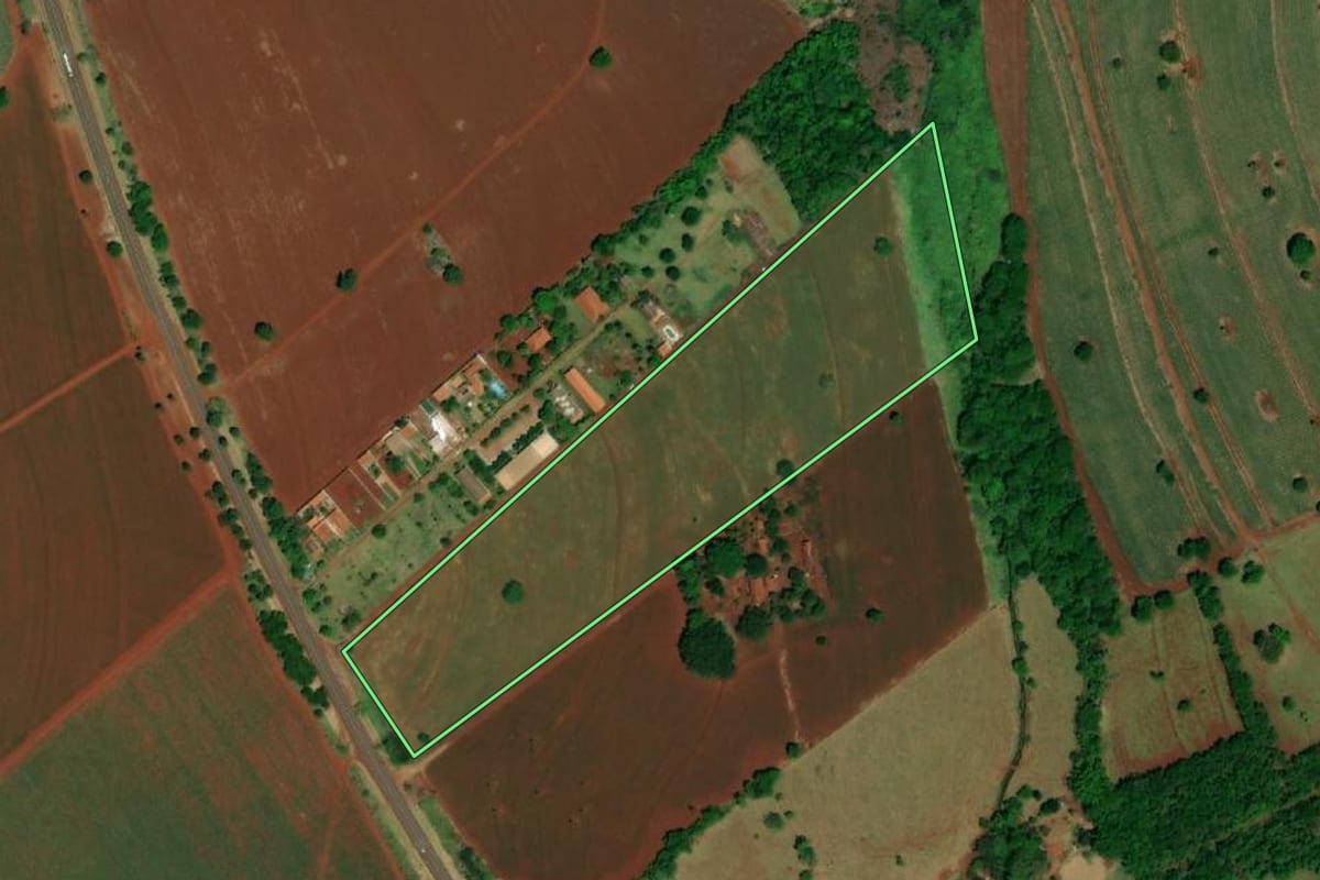 Imagem de satélite do imóvel rural em Ibitinga (SP), com o contorno declarado no CAR desenhado por cima.