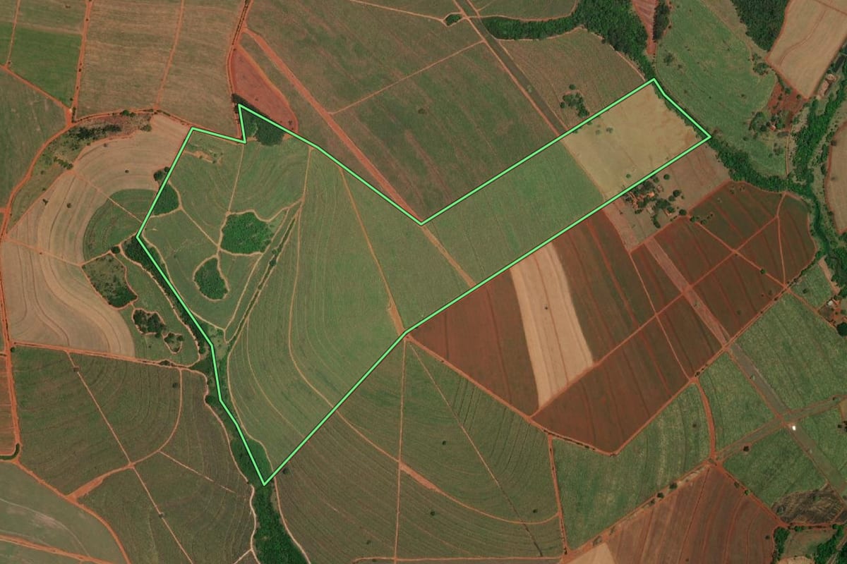 Imagem de satélite do imóvel rural em Ibitinga (SP), com o contorno declarado no CAR desenhado por cima.