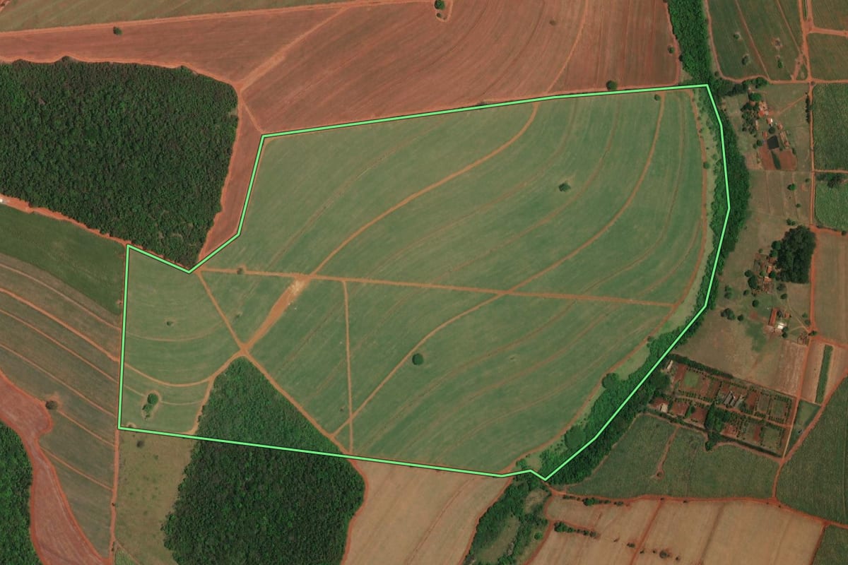 Imagem de satélite do imóvel rural em Ibitinga (SP), com o contorno declarado no CAR desenhado por cima.