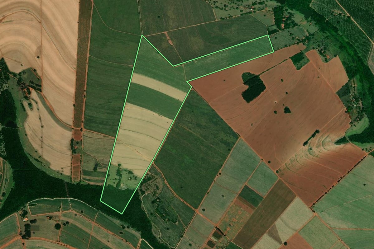 Imagem de satélite do imóvel rural em Ibitinga (SP), com o contorno declarado no CAR desenhado por cima.