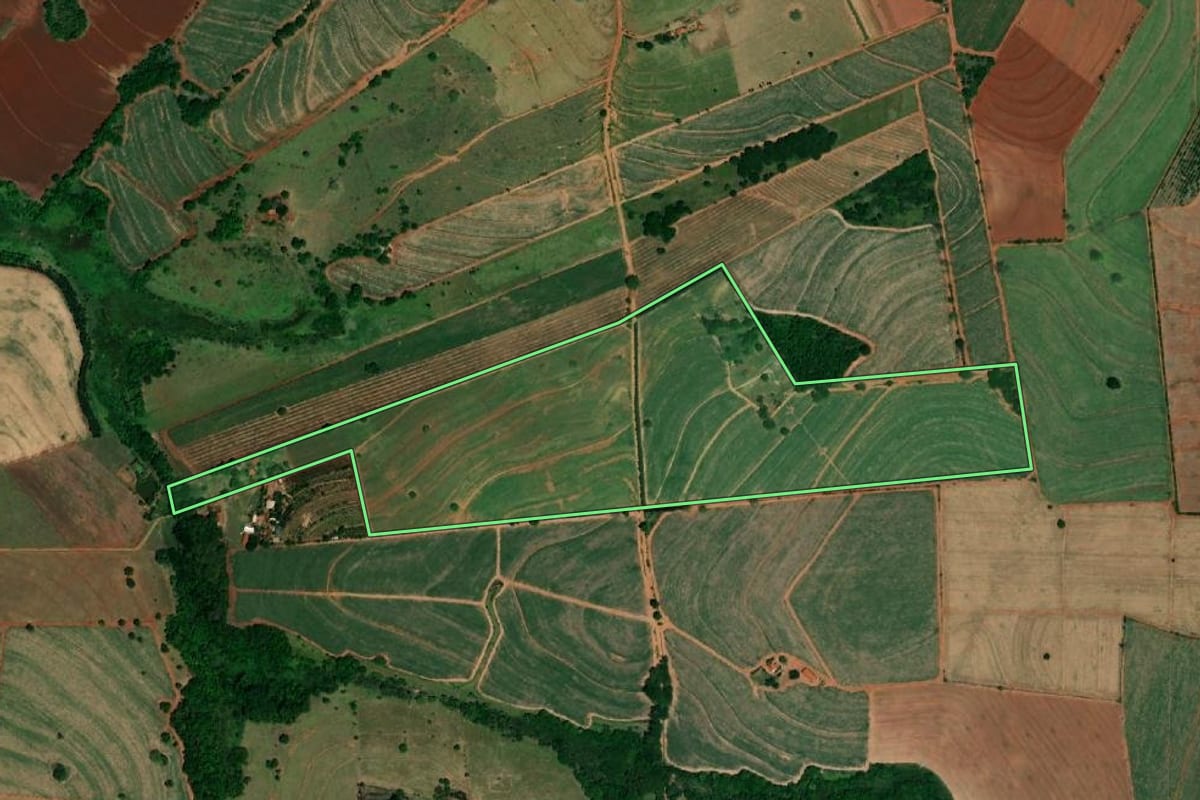 Imagem de satélite do imóvel rural em Ibitinga (SP), com o contorno declarado no CAR desenhado por cima.