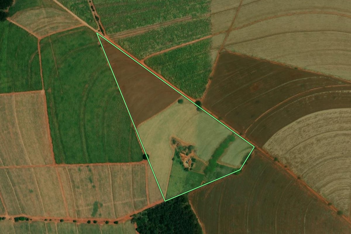 Imagem de satélite do imóvel rural em Ibitinga (SP), com o contorno declarado no CAR desenhado por cima.