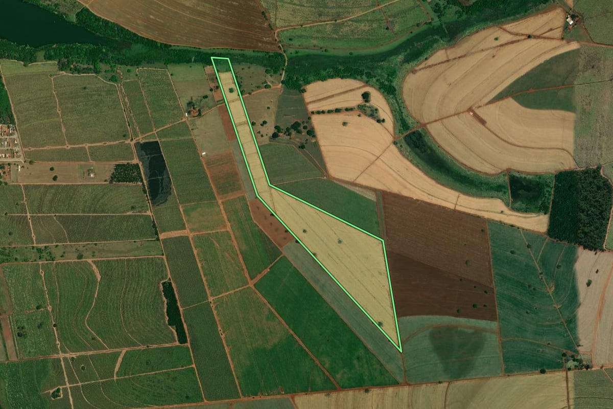 Imagem de satélite do imóvel rural em Ibitinga (SP), com o contorno declarado no CAR desenhado por cima.