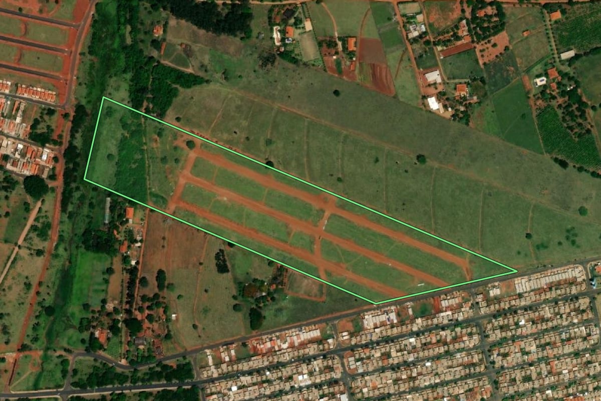 Imagem de satélite do imóvel rural em Ibitinga (SP), com o contorno declarado no CAR desenhado por cima.