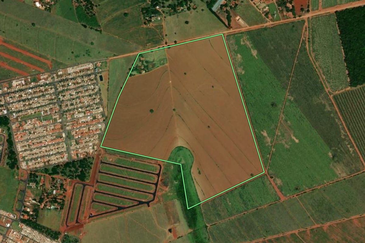 Imagem de satélite do imóvel rural em Ibitinga (SP), com o contorno declarado no CAR desenhado por cima.