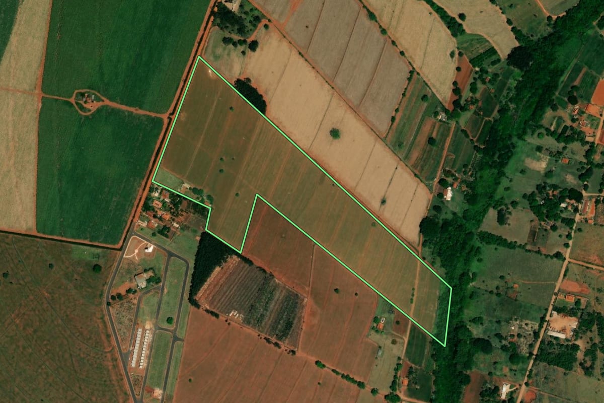 Imagem de satélite do imóvel rural em Ibitinga (SP), com o contorno declarado no CAR desenhado por cima.
