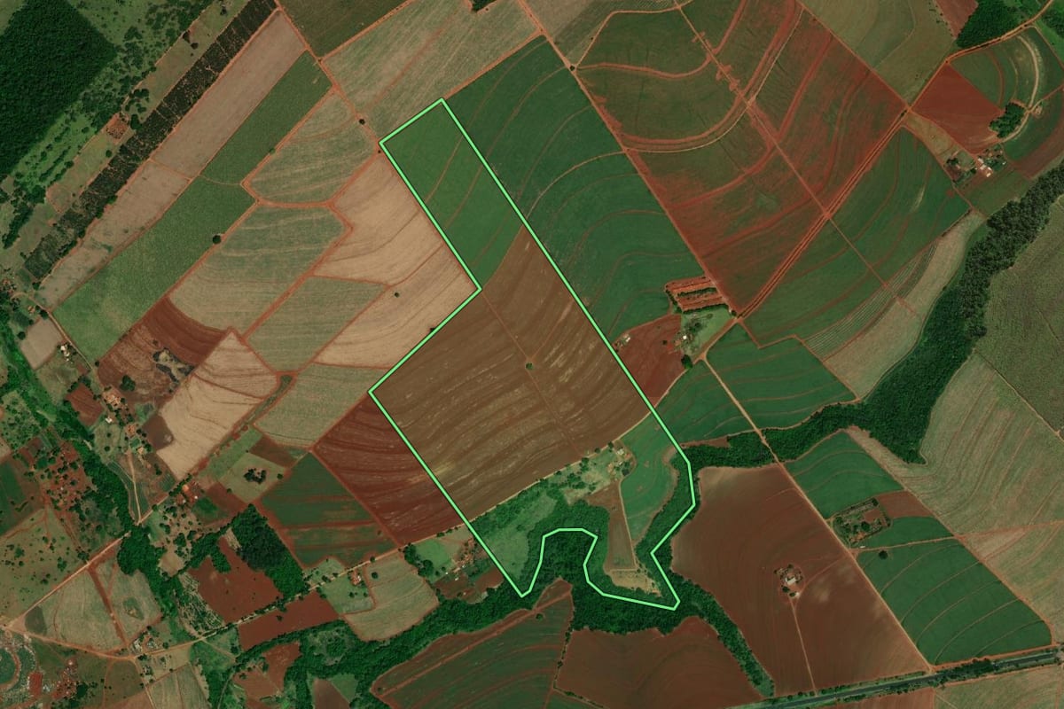 Imagem de satélite do imóvel rural em Ibitinga (SP), com o contorno declarado no CAR desenhado por cima.