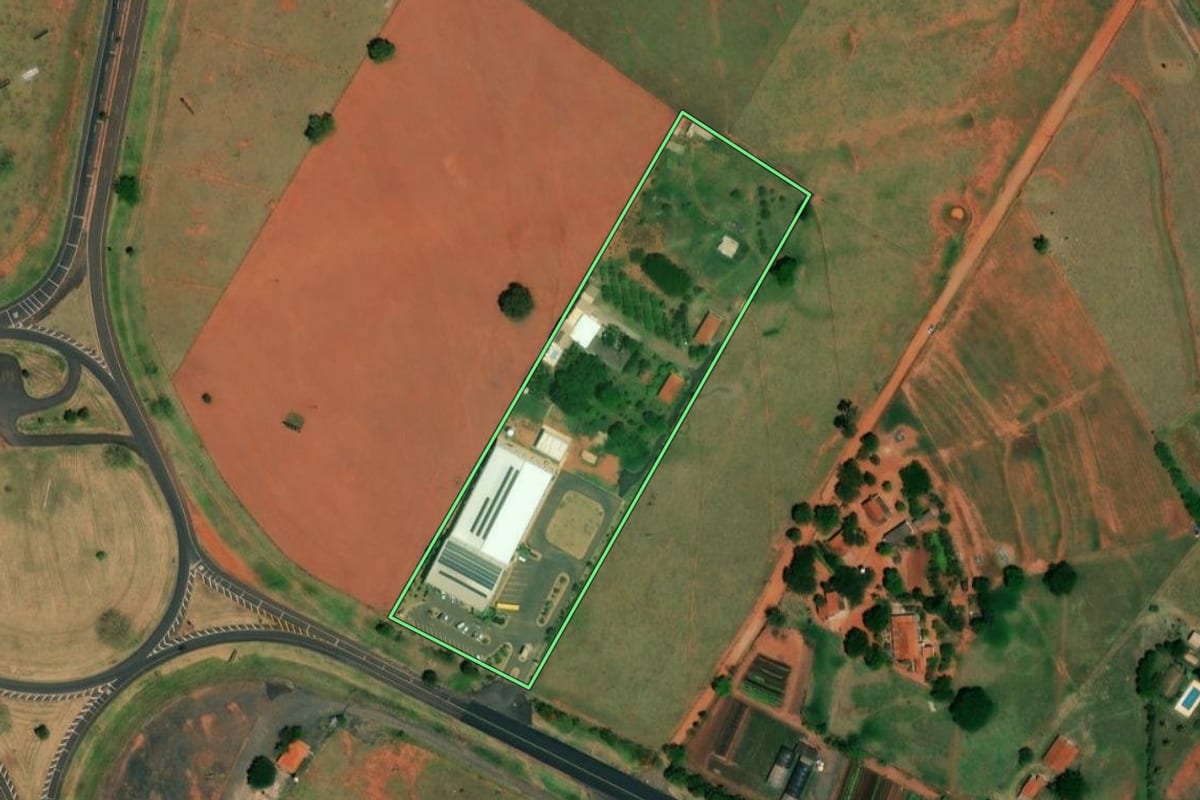Imagem de satélite do imóvel rural em Ibitinga (SP), com o contorno declarado no CAR desenhado por cima.