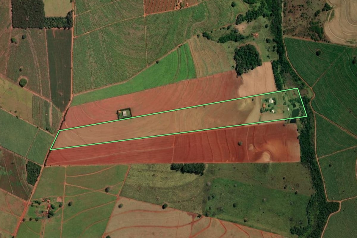 Imagem de satélite do imóvel rural em Ibitinga (SP), com o contorno declarado no CAR desenhado por cima.