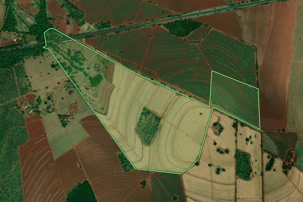 Imagem de satélite do imóvel rural em Ibitinga (SP), com o contorno declarado no CAR desenhado por cima.