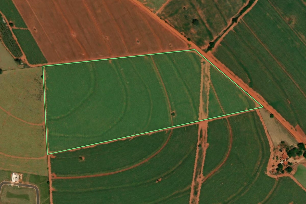 Imagem de satélite do imóvel rural em Ibitinga (SP), com o contorno declarado no CAR desenhado por cima.