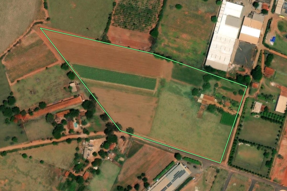 Imagem de satélite do imóvel rural em Ibitinga (SP), com o contorno declarado no CAR desenhado por cima.