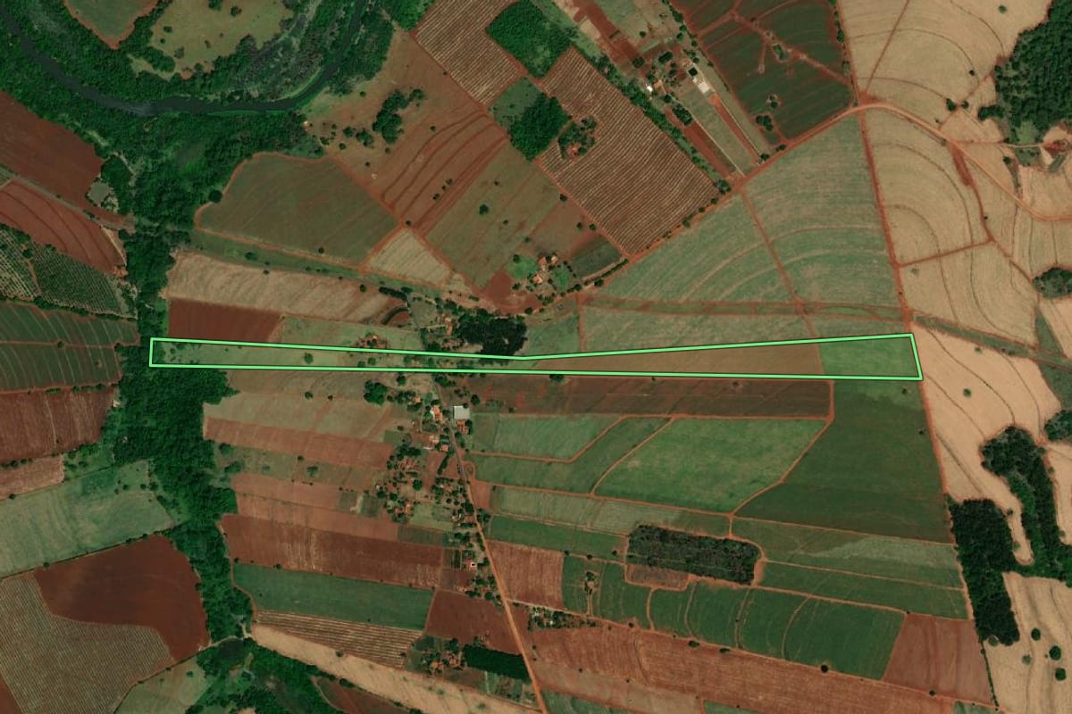 Imagem de satélite do imóvel rural em Ibitinga (SP), com o contorno declarado no CAR desenhado por cima.
