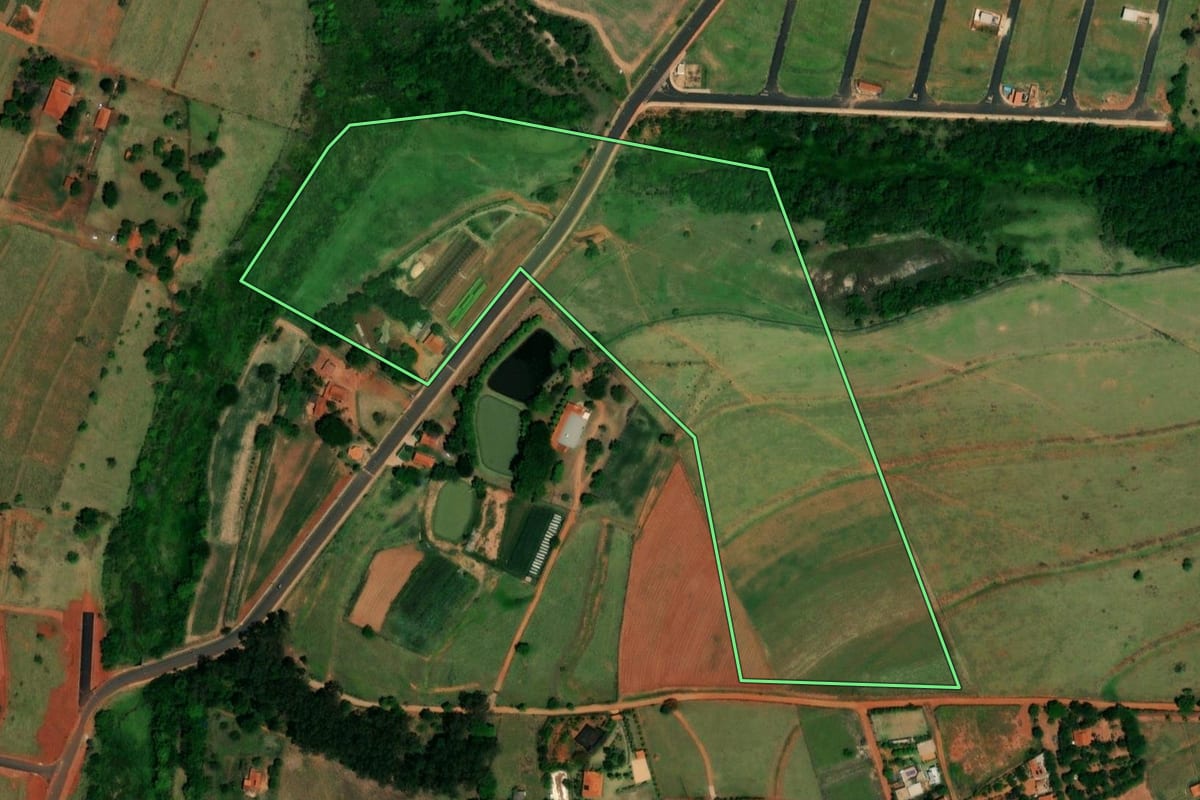 Imagem de satélite do imóvel rural em Ibitinga (SP), com o contorno declarado no CAR desenhado por cima.