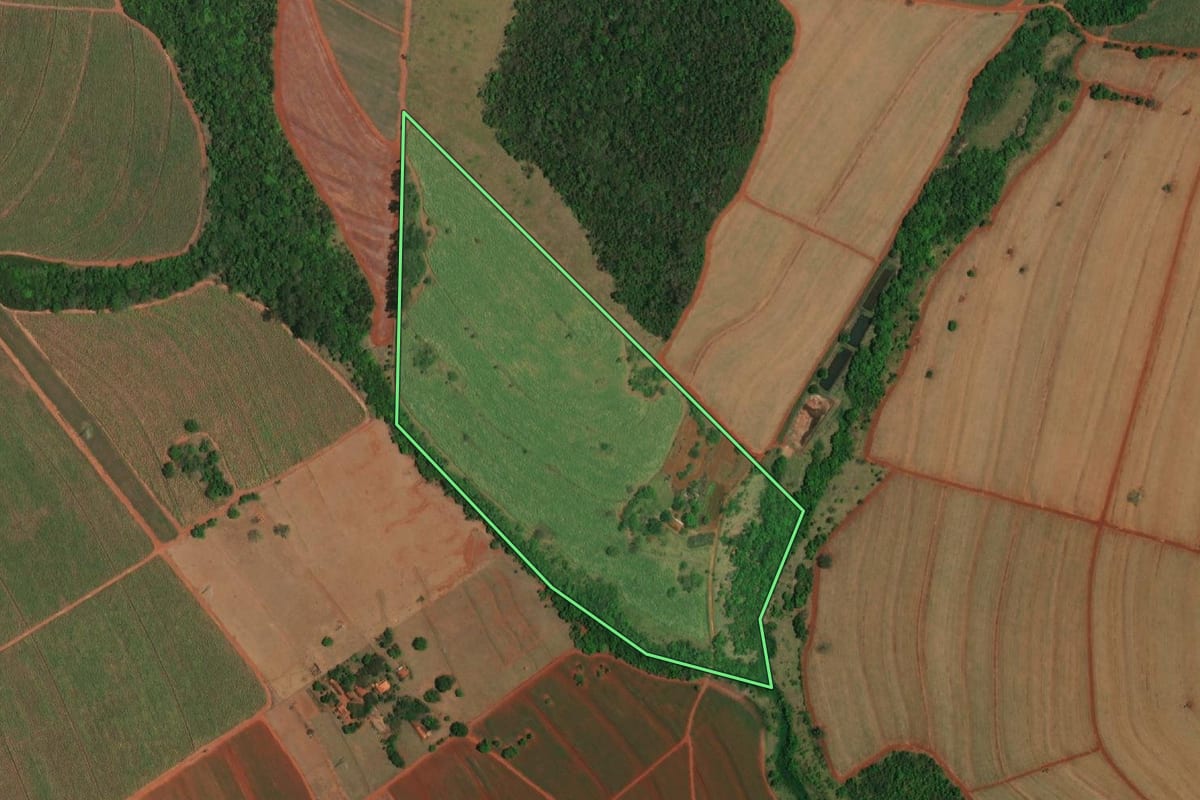 Imagem de satélite do imóvel rural em Ibitinga (SP), com o contorno declarado no CAR desenhado por cima.