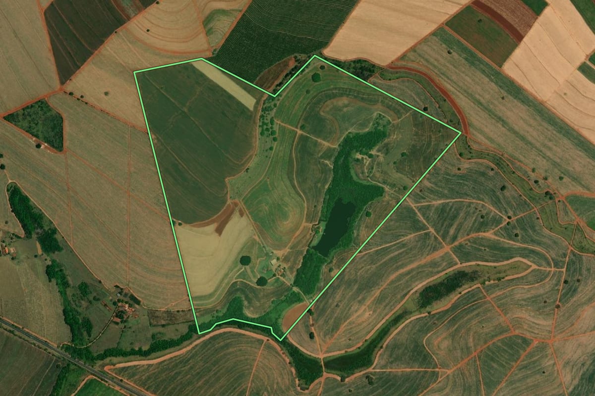 Imagem de satélite do imóvel rural em Ibitinga (SP), com o contorno declarado no CAR desenhado por cima.