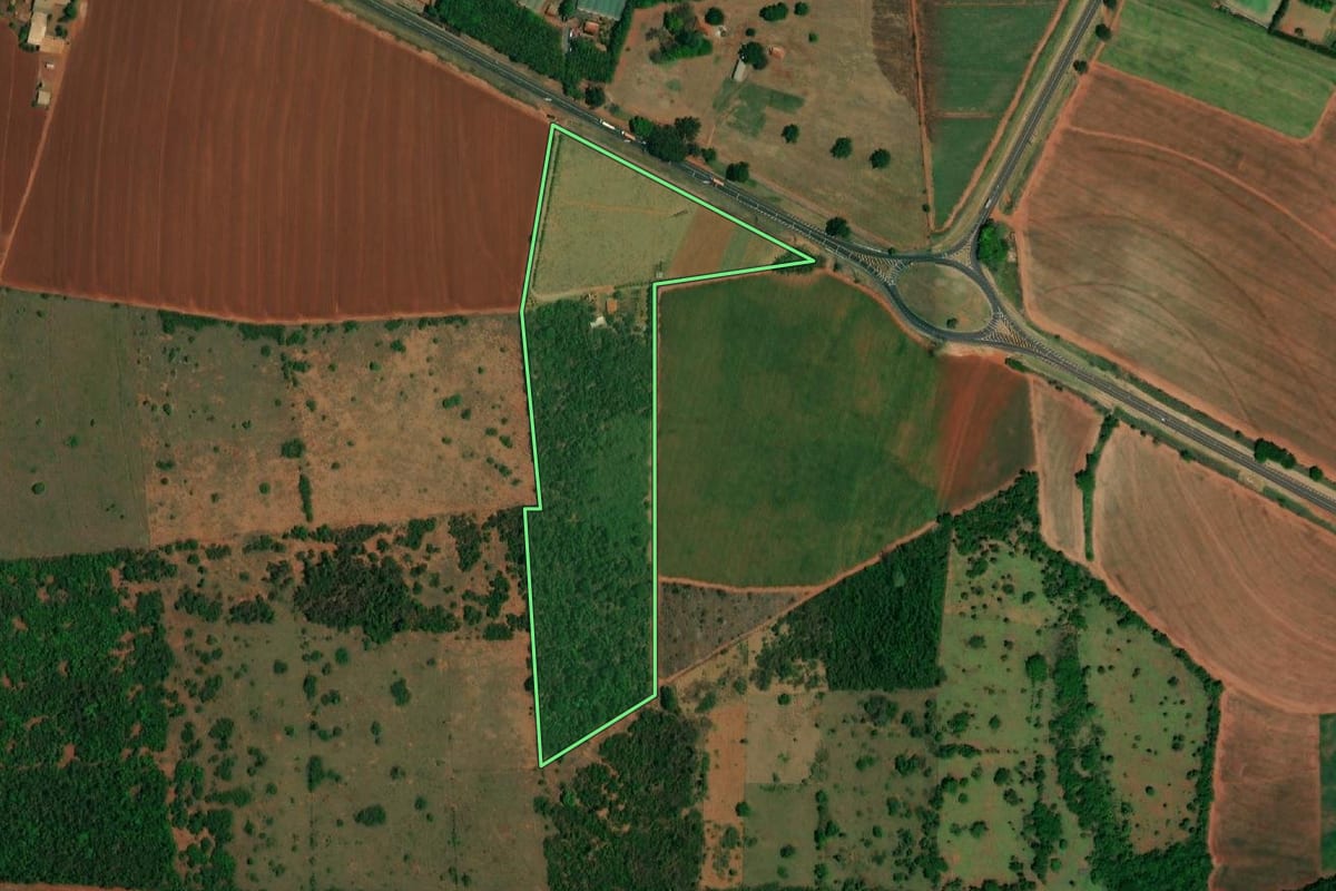 Imagem de satélite do imóvel rural em Ibitinga (SP), com o contorno declarado no CAR desenhado por cima.