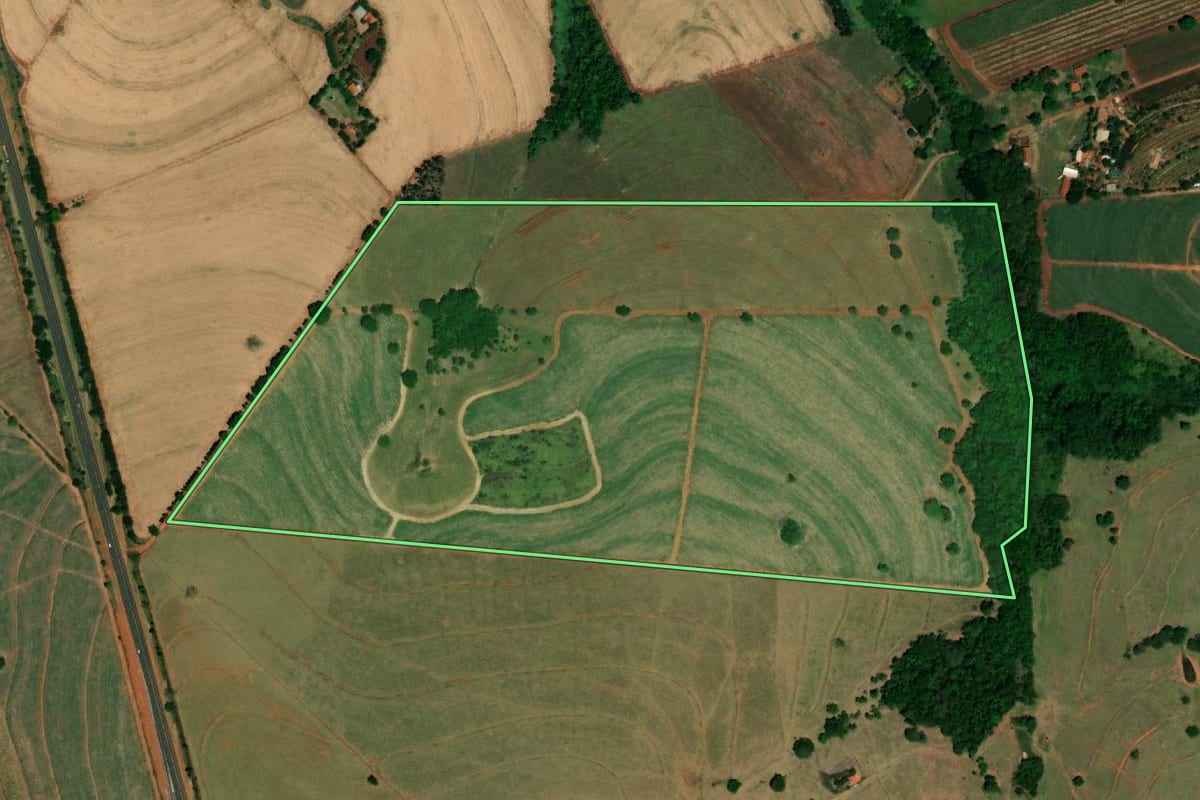 Imagem de satélite do imóvel rural em Ibitinga (SP), com o contorno declarado no CAR desenhado por cima.