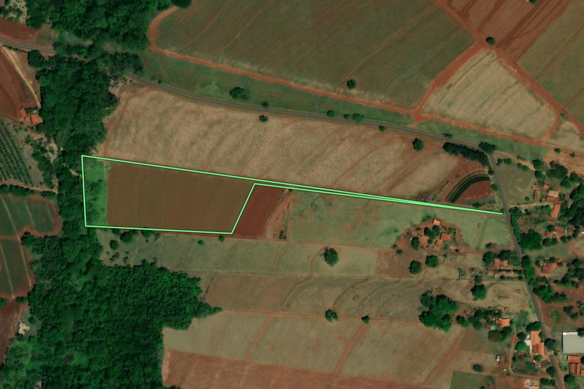 Imagem de satélite do imóvel rural em Ibitinga (SP), com o contorno declarado no CAR desenhado por cima.