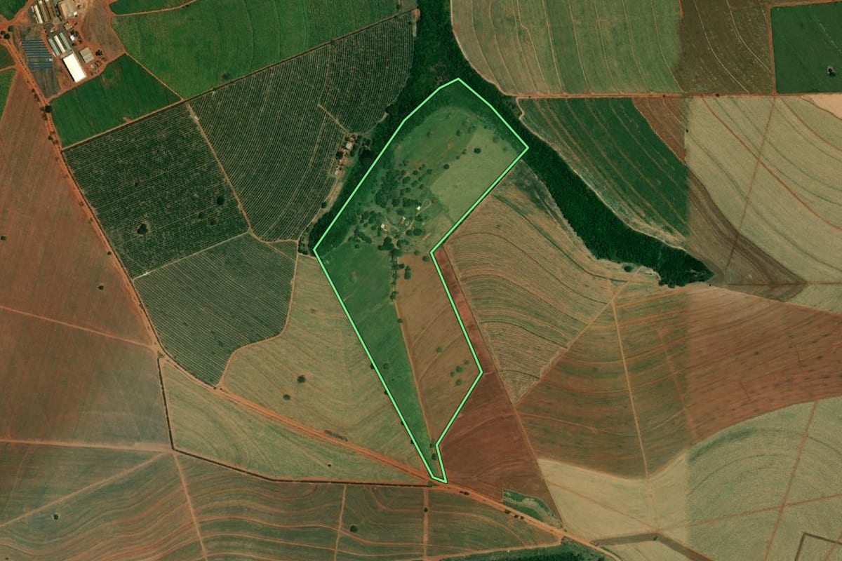 Imagem de satélite do imóvel rural em Ibitinga (SP), com o contorno declarado no CAR desenhado por cima.