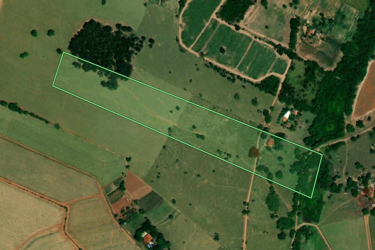 Imagem de satélite do imóvel rural em Ibitinga (SP), com o contorno declarado no CAR desenhado por cima.