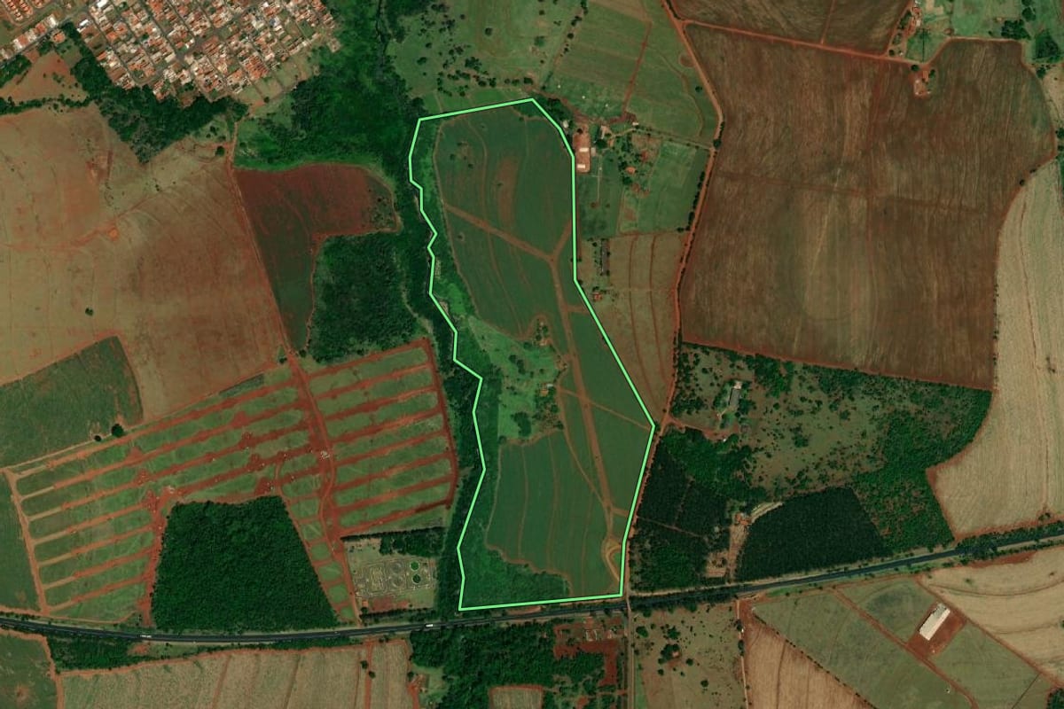 Imagem de satélite do imóvel rural em Ibitinga (SP), com o contorno declarado no CAR desenhado por cima.