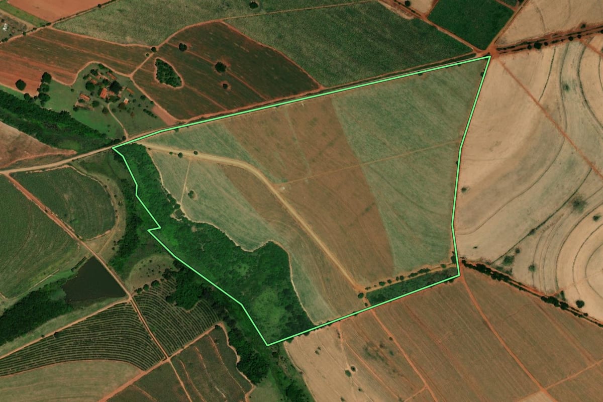 Imagem de satélite do imóvel rural em Ibitinga (SP), com o contorno declarado no CAR desenhado por cima.