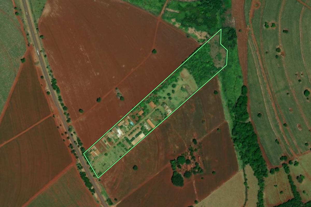 Imagem de satélite do imóvel rural em Ibitinga (SP), com o contorno declarado no CAR desenhado por cima.