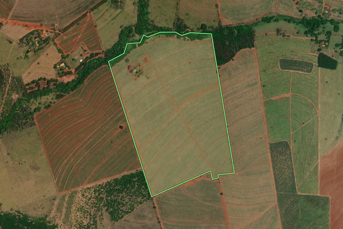 Imagem de satélite do imóvel rural em Ibitinga (SP), com o contorno declarado no CAR desenhado por cima.