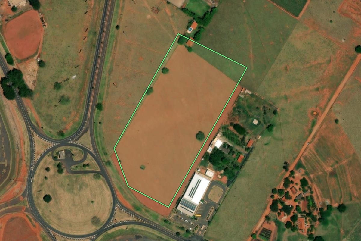Imagem de satélite do imóvel rural em Ibitinga (SP), com o contorno declarado no CAR desenhado por cima.